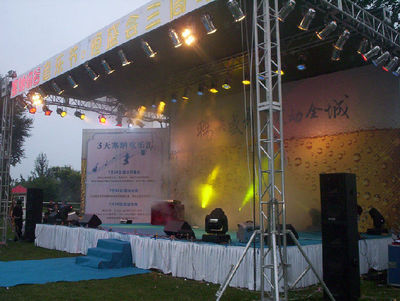 北京豐臺(tái)舞臺(tái)設(shè)備一站式解決方案 燈光音響、背景投影儀租賃與演藝吧設(shè)備租售